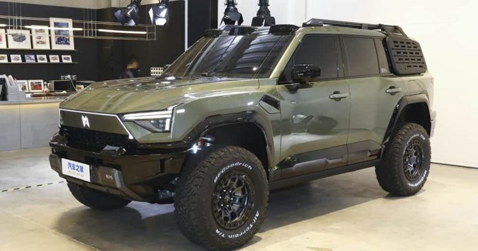 Dongfeng Warrior M817.